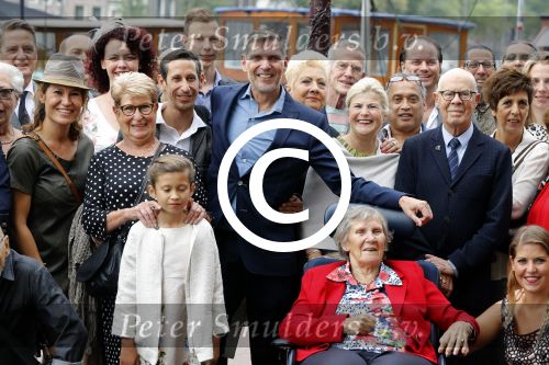 Amsterdam 17 september 2016
Erwin Olaf en zijn partner Kevin trouwen in de stopera . Beide moeders alsmede Hans v Manen waren aanwezig. Ze vertrokken met de fiets