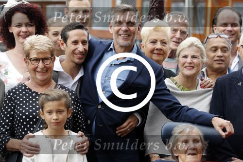 Amsterdam 17 september 2016
Erwin Olaf en zijn partner Kevin trouwen in de stopera . Beide moeders alsmede Hans v Manen waren aanwezig. Ze vertrokken met de fiets
