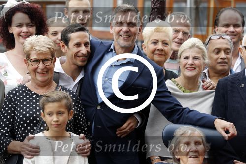 Amsterdam 17 september 2016
Erwin Olaf en zijn partner Kevin trouwen in de stopera . Beide moeders alsmede Hans v Manen waren aanwezig. Ze vertrokken met de fiets