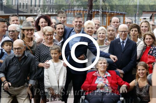 Amsterdam 17 september 2016
Erwin Olaf en zijn partner Kevin trouwen in de stopera . Beide moeders alsmede Hans v Manen waren aanwezig. Ze vertrokken met de fiets