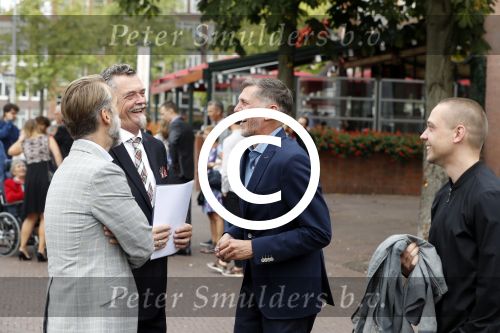 Amsterdam 17 september 2016
Erwin Olaf en zijn partner Kevin trouwen in de stopera . Beide moeders alsmede Hans v Manen waren aanwezig. Ze vertrokken met de fiets