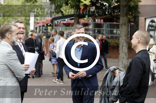 Amsterdam 17 september 2016
Erwin Olaf en zijn partner Kevin trouwen in de stopera . Beide moeders alsmede Hans v Manen waren aanwezig. Ze vertrokken met de fiets