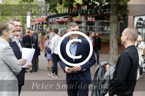 Amsterdam 17 september 2016
Erwin Olaf en zijn partner Kevin trouwen in de stopera . Beide moeders alsmede Hans v Manen waren aanwezig. Ze vertrokken met de fiets