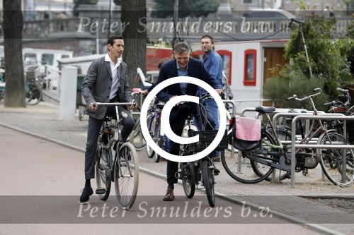 Amsterdam 17 september 2016
Erwin Olaf en zijn partner Kevin trouwen in de stopera . Beide moeders alsmede Hans v Manen waren aanwezig. Ze vertrokken met de fiets