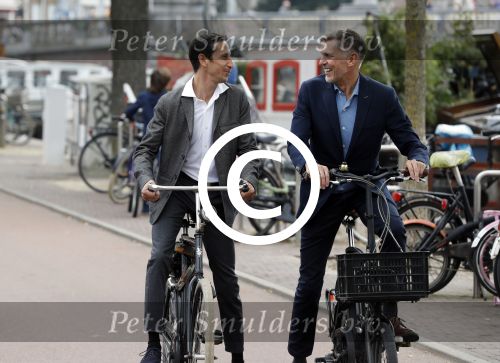 Amsterdam 17 september 2016
Erwin Olaf en zijn partner Kevin trouwen in de stopera . Beide moeders alsmede Hans v Manen waren aanwezig. Ze vertrokken met de fiets