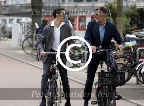 Amsterdam 17 september 2016
Erwin Olaf en zijn partner Kevin trouwen in de stopera . Beide moeders alsmede Hans v Manen waren aanwezig. Ze vertrokken met de fiets