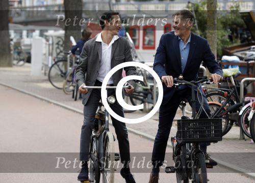 Amsterdam 17 september 2016
Erwin Olaf en zijn partner Kevin trouwen in de stopera . Beide moeders alsmede Hans v Manen waren aanwezig. Ze vertrokken met de fiets