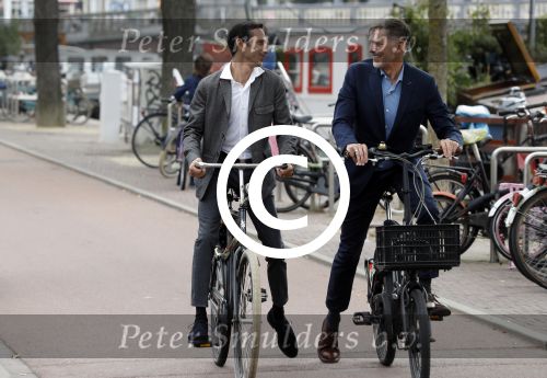 Amsterdam 17 september 2016
Erwin Olaf en zijn partner Kevin trouwen in de stopera . Beide moeders alsmede Hans v Manen waren aanwezig. Ze vertrokken met de fiets
