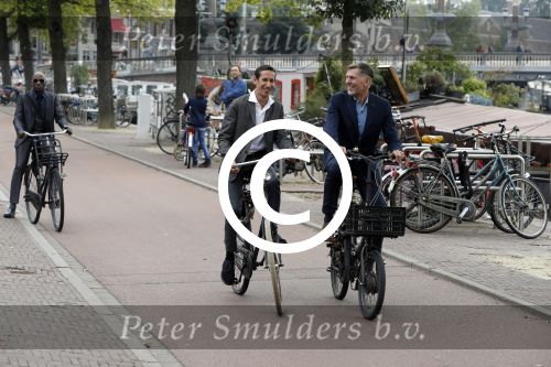 Amsterdam 17 september 2016
Erwin Olaf en zijn partner Kevin trouwen in de stopera . Beide moeders alsmede Hans v Manen waren aanwezig. Ze vertrokken met de fiets