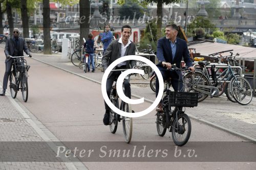 Amsterdam 17 september 2016
Erwin Olaf en zijn partner Kevin trouwen in de stopera . Beide moeders alsmede Hans v Manen waren aanwezig. Ze vertrokken met de fiets