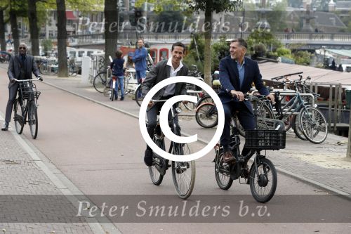 Amsterdam 17 september 2016
Erwin Olaf en zijn partner Kevin trouwen in de stopera . Beide moeders alsmede Hans v Manen waren aanwezig. Ze vertrokken met de fiets