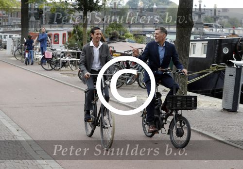 Amsterdam 17 september 2016
Erwin Olaf en zijn partner Kevin trouwen in de stopera . Beide moeders alsmede Hans v Manen waren aanwezig. Ze vertrokken met de fiets