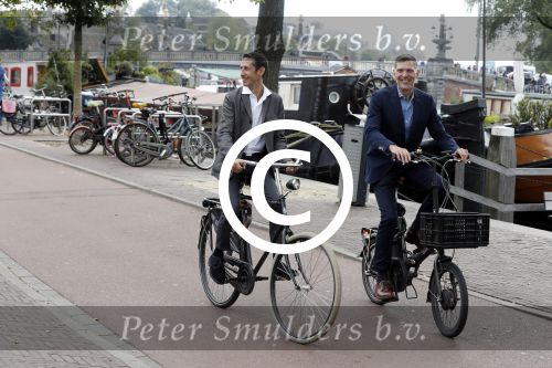 Amsterdam 17 september 2016
Erwin Olaf en zijn partner Kevin trouwen in de stopera . Beide moeders alsmede Hans v Manen waren aanwezig. Ze vertrokken met de fiets