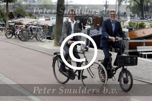 Amsterdam 17 september 2016
Erwin Olaf en zijn partner Kevin trouwen in de stopera . Beide moeders alsmede Hans v Manen waren aanwezig. Ze vertrokken met de fiets