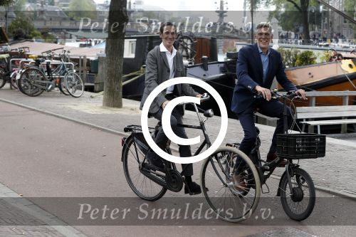Amsterdam 17 september 2016
Erwin Olaf en zijn partner Kevin trouwen in de stopera . Beide moeders alsmede Hans v Manen waren aanwezig. Ze vertrokken met de fiets