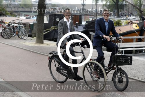 Amsterdam 17 september 2016
Erwin Olaf en zijn partner Kevin trouwen in de stopera . Beide moeders alsmede Hans v Manen waren aanwezig. Ze vertrokken met de fiets