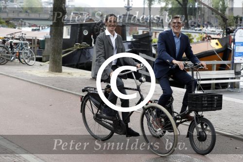Amsterdam 17 september 2016
Erwin Olaf en zijn partner Kevin trouwen in de stopera . Beide moeders alsmede Hans v Manen waren aanwezig. Ze vertrokken met de fiets