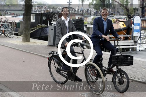 Amsterdam 17 september 2016
Erwin Olaf en zijn partner Kevin trouwen in de stopera . Beide moeders alsmede Hans v Manen waren aanwezig. Ze vertrokken met de fiets