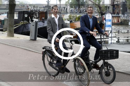 Amsterdam 17 september 2016
Erwin Olaf en zijn partner Kevin trouwen in de stopera . Beide moeders alsmede Hans v Manen waren aanwezig. Ze vertrokken met de fiets