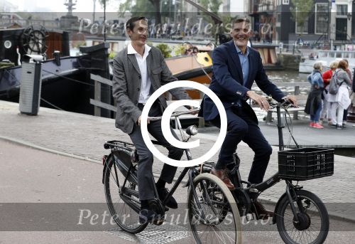 Amsterdam 17 september 2016
Erwin Olaf en zijn partner Kevin trouwen in de stopera . Beide moeders alsmede Hans v Manen waren aanwezig. Ze vertrokken met de fiets