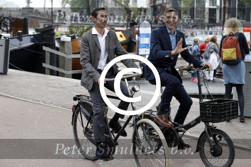 Amsterdam 17 september 2016
Erwin Olaf en zijn partner Kevin trouwen in de stopera . Beide moeders alsmede Hans v Manen waren aanwezig. Ze vertrokken met de fiets