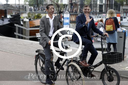 Amsterdam 17 september 2016
Erwin Olaf en zijn partner Kevin trouwen in de stopera . Beide moeders alsmede Hans v Manen waren aanwezig. Ze vertrokken met de fiets