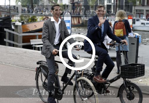 Amsterdam 17 september 2016
Erwin Olaf en zijn partner Kevin trouwen in de stopera . Beide moeders alsmede Hans v Manen waren aanwezig. Ze vertrokken met de fiets