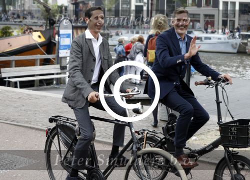 Amsterdam 17 september 2016
Erwin Olaf en zijn partner Kevin trouwen in de stopera . Beide moeders alsmede Hans v Manen waren aanwezig. Ze vertrokken met de fiets