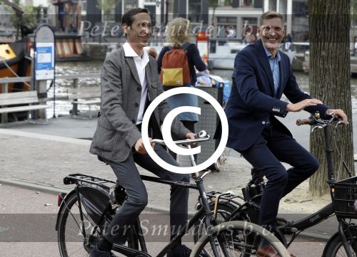 Amsterdam 17 september 2016
Erwin Olaf en zijn partner Kevin trouwen in de stopera . Beide moeders alsmede Hans v Manen waren aanwezig. Ze vertrokken met de fiets