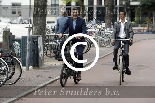 Amsterdam 17 september 2016
Erwin Olaf en zijn partner Kevin trouwen in de stopera . Beide moeders alsmede Hans v Manen waren aanwezig. Ze vertrokken met de fiets