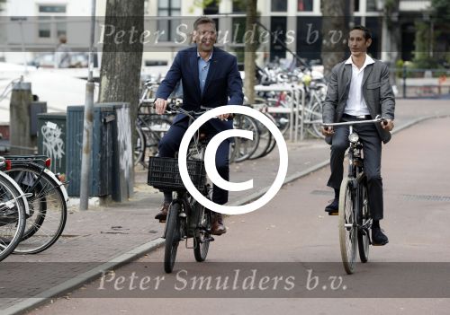 Amsterdam 17 september 2016
Erwin Olaf en zijn partner Kevin trouwen in de stopera . Beide moeders alsmede Hans v Manen waren aanwezig. Ze vertrokken met de fiets