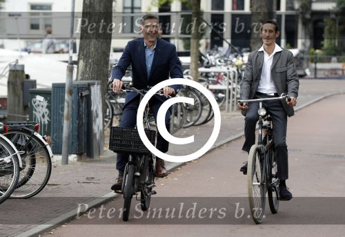 Amsterdam 17 september 2016
Erwin Olaf en zijn partner Kevin trouwen in de stopera . Beide moeders alsmede Hans v Manen waren aanwezig. Ze vertrokken met de fiets