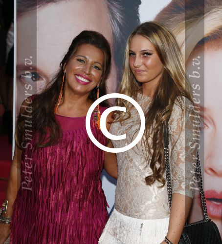 Amsterdam 13 september 2016
Premiere Bridget Jones baby in Tuschinski. esther Oosterbeek met dochter Tjeerd