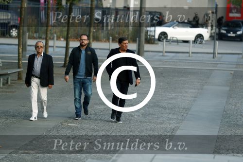 Antwerpen 21 sptember 2016
Frank Masmeijer arriveert bij de rechtbank van Antwerpen et een cameraploeg van SBS6 ivm opames van zijn real life soap. Ook zijn schoonvader is erbij