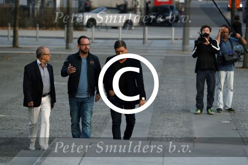 Antwerpen 21 sptember 2016
Frank Masmeijer arriveert bij de rechtbank van Antwerpen et een cameraploeg van SBS6 ivm opames van zijn real life soap. Ook zijn schoonvader is erbij