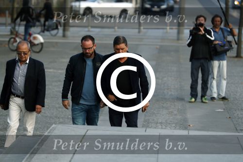 Antwerpen 21 sptember 2016
Frank Masmeijer arriveert bij de rechtbank van Antwerpen et een cameraploeg van SBS6 ivm opames van zijn real life soap. Ook zijn schoonvader is erbij