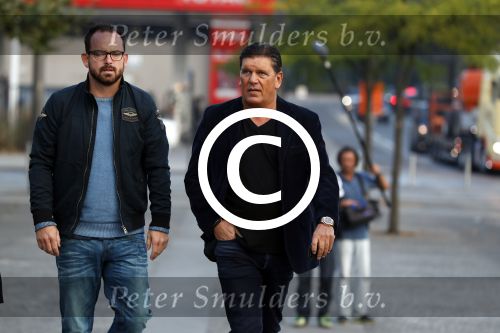 Antwerpen 21 sptember 2016
Frank Masmeijer arriveert bij de rechtbank van Antwerpen et een cameraploeg van SBS6 ivm opames van zijn real life soap. Ook zijn schoonvader is erbij
