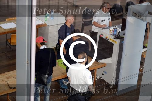 Antwerpen 21 sptember 2016
Frank Masmeijer arriveert bij de rechtbank van Antwerpen et een cameraploeg van SBS6 ivm opames van zijn real life soap. Ook zijn schoonvader is erbij