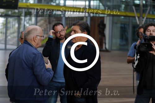 Antwerpen 21 sptember 2016
Frank Masmeijer arriveert bij de rechtbank van Antwerpen et een cameraploeg van SBS6 ivm opames van zijn real life soap. Ook zijn schoonvader is erbij