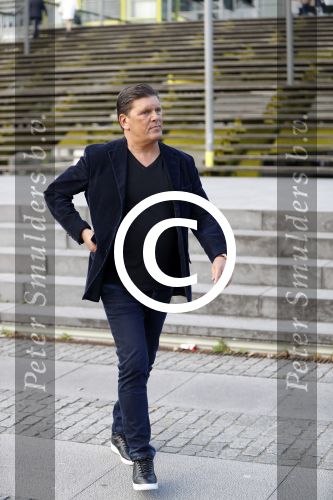 Antwerpen 21 sptember 2016
Frank Masmeijer arriveert bij de rechtbank van Antwerpen et een cameraploeg van SBS6 ivm opames van zijn real life soap. Ook zijn schoonvader is erbij
