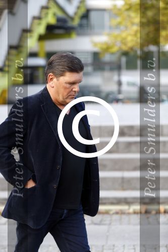 Antwerpen 21 sptember 2016
Frank Masmeijer arriveert bij de rechtbank van Antwerpen et een cameraploeg van SBS6 ivm opames van zijn real life soap. Ook zijn schoonvader is erbij