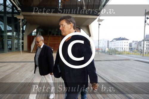 Antwerpen 21 sptember 2016
Frank Masmeijer arriveert bij de rechtbank van Antwerpen et een cameraploeg van SBS6 ivm opames van zijn real life soap. Ook zijn schoonvader is erbij