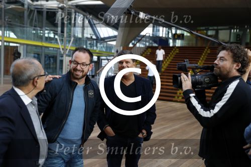 Antwerpen 21 sptember 2016
Frank Masmeijer arriveert bij de rechtbank van Antwerpen et een cameraploeg van SBS6 ivm opames van zijn real life soap. Ook zijn schoonvader is erbij