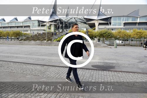 Antwerpen 21 sptember 2016
Frank Masmeijer arriveert bij de rechtbank van Antwerpen et een cameraploeg van SBS6 ivm opames van zijn real life soap. Ook zijn schoonvader is erbij