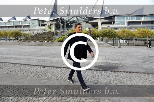Antwerpen 21 sptember 2016
Frank Masmeijer arriveert bij de rechtbank van Antwerpen et een cameraploeg van SBS6 ivm opames van zijn real life soap. Ook zijn schoonvader is erbij