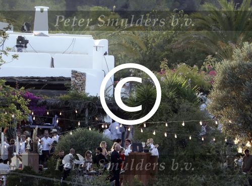 Ibiza 24 september 2016
Trouwen Gigi Ravelli en Roger Hodenius op ibiza . Ze trouwenni zuin huis/finca.