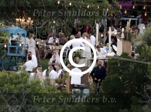 Ibiza 24 september 2016
Trouwen Gigi Ravelli en Roger Hodenius op ibiza . Ze trouwenni zuin huis/finca.