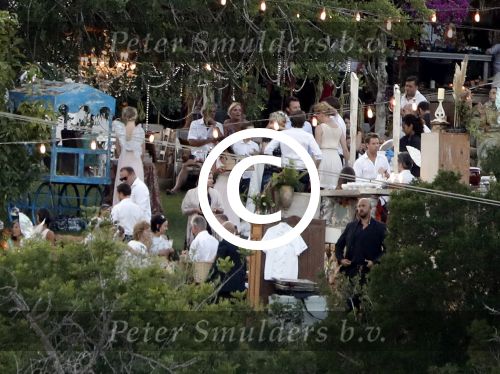 Ibiza 24 september 2016
Trouwen Gigi Ravelli en Roger Hodenius op ibiza . Ze trouwenni zuin huis/finca.