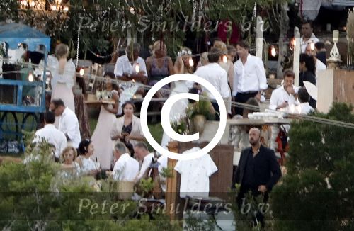 Ibiza 24 september 2016
Trouwen Gigi Ravelli en Roger Hodenius op ibiza . Ze trouwenni zuin huis/finca.