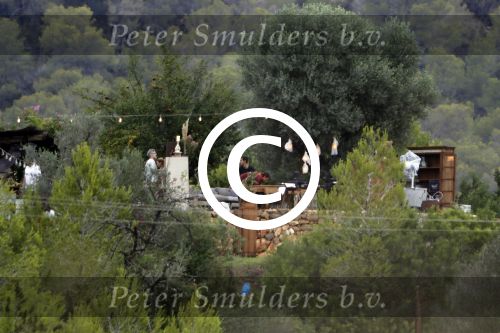 Ibiza 24 september 2016
Trouwen Gigi Ravelli en Roger Hodenius op ibiza . Ze trouwenni zuin huis/finca.